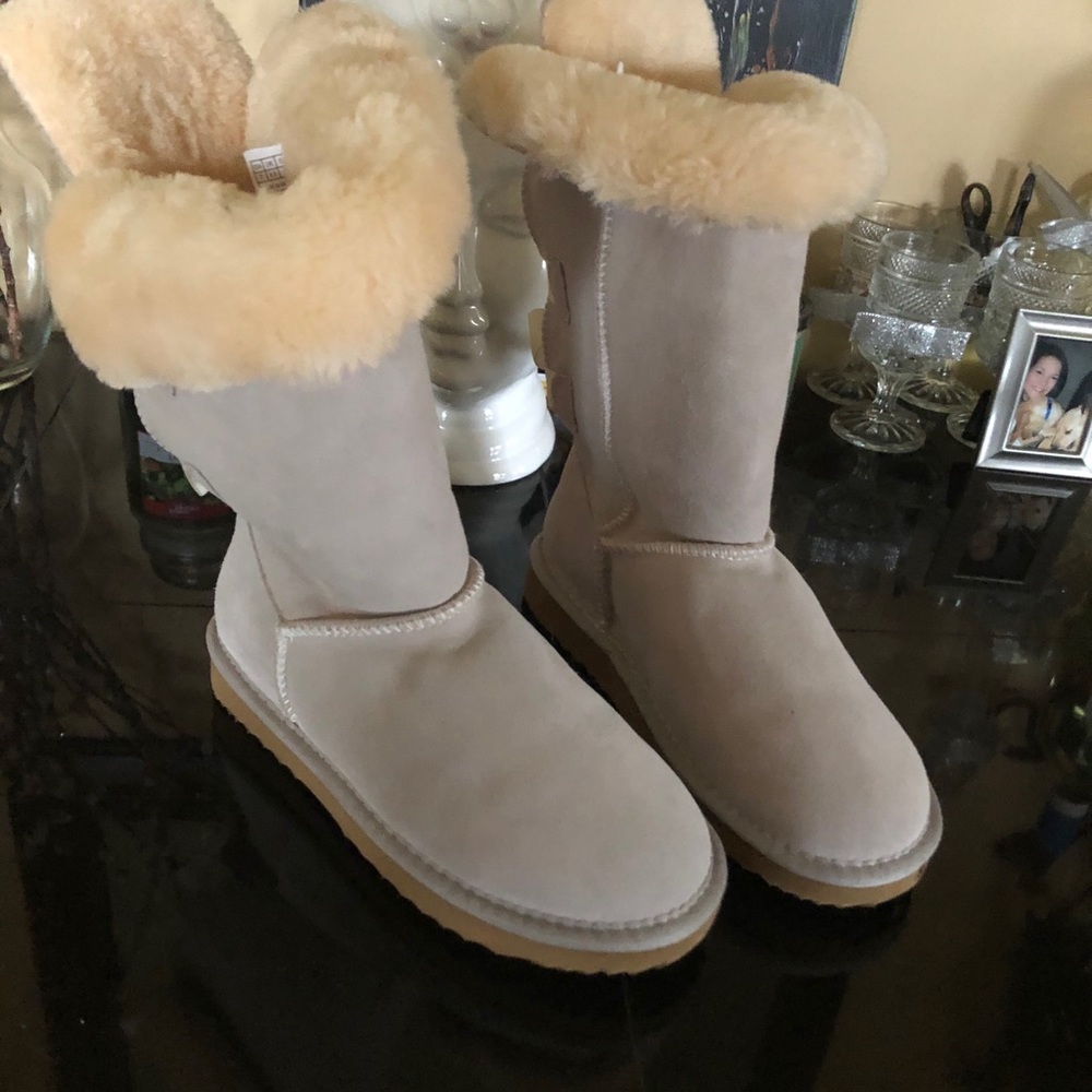 White/cream colored boots - Picture 3 of 5